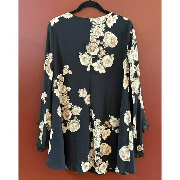 ASTR The Label Women's Black White Floral Bell Sleeve Mini Dress Medium Lace - Picture 4 of 4